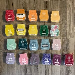 Scentsy (2) warmers and (19) bars LOT